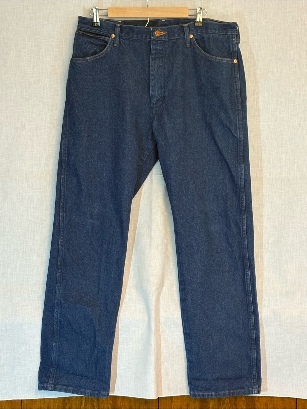 Wrangler Straight Leg Jeans in Indigo/Dark Blue Denim 36x32. EUC